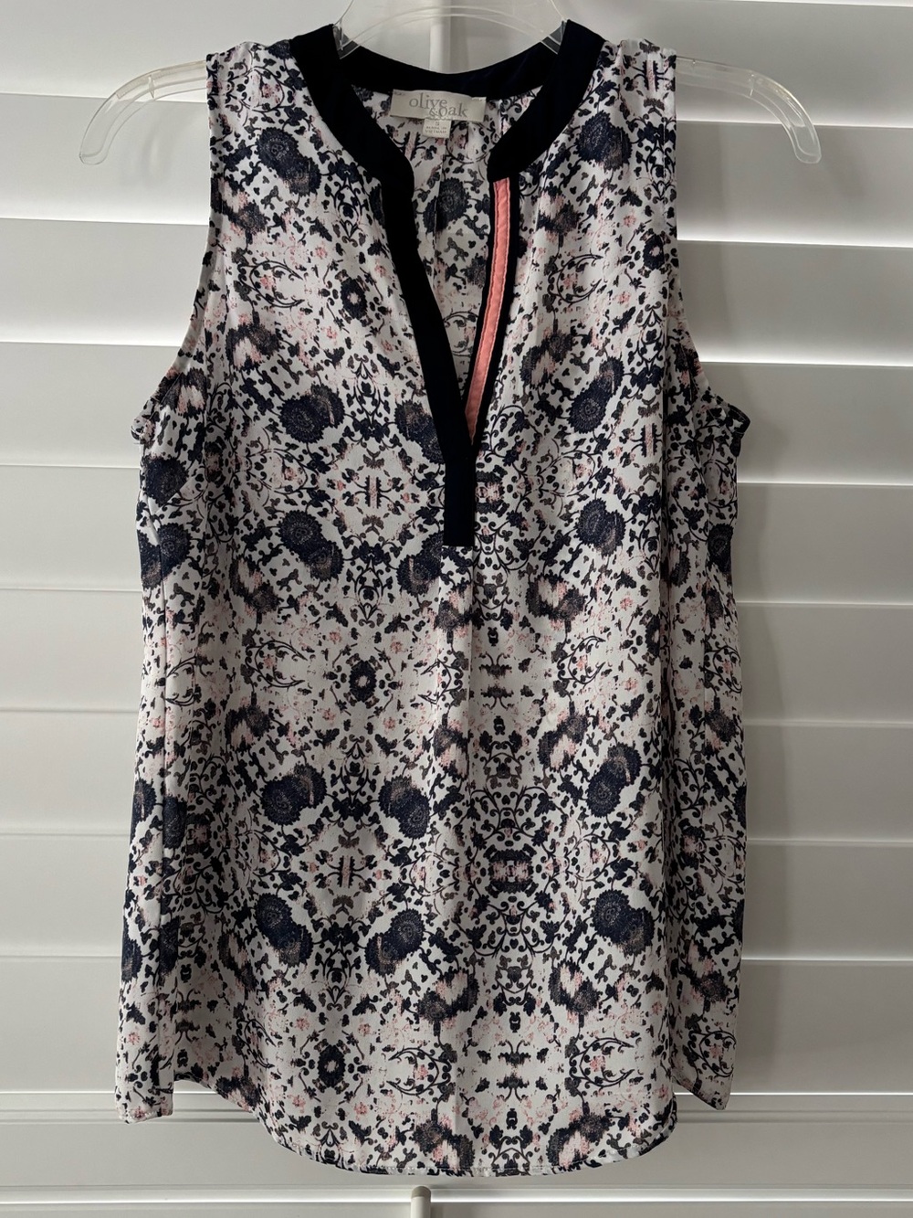 Olive & Oak Womenās Printed Sleeveless Top with Navy Trim